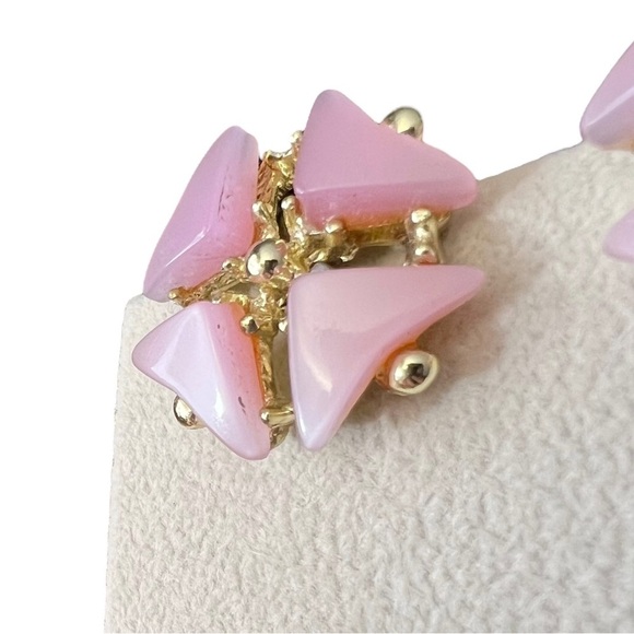 Vintage Pink Thermoset Pinwheel Geometric Gold Tone Clip On Earrings - Picture 3 of 12